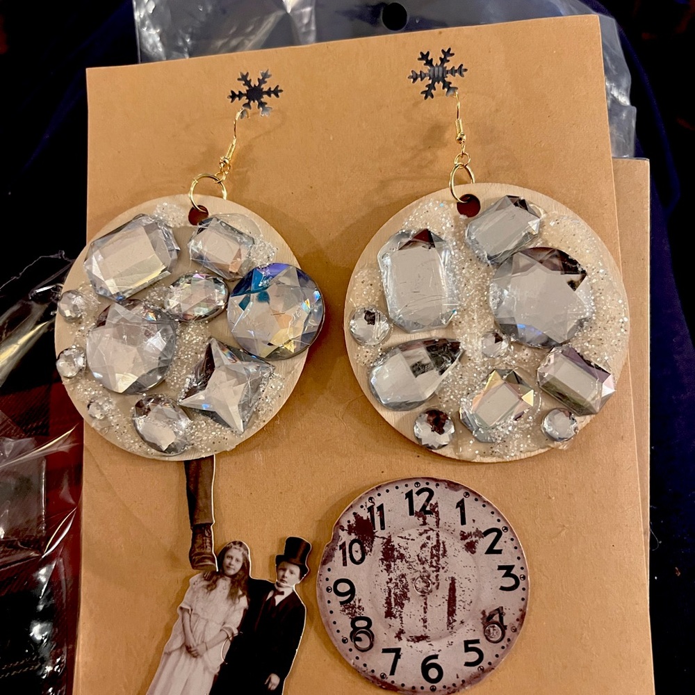 Hand made earrings. It’s unique I only made one.